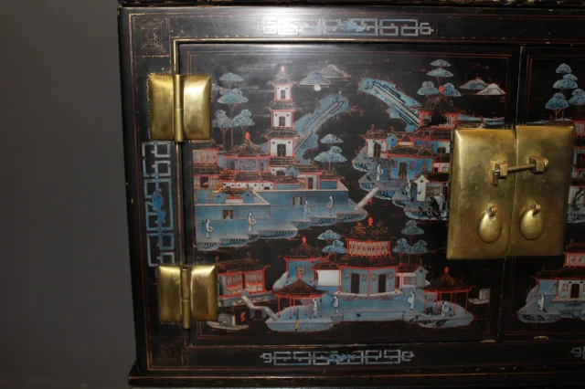 Chinesisches Sideboard aus lackiertem Holz, circa 1930 — Guter Zustand