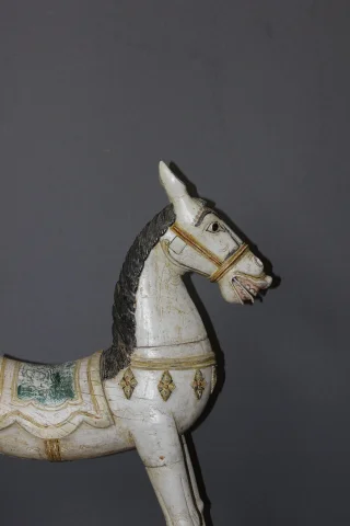 Caballo Balancín en Madera Tallada Policromada, principios del siglo XX — Muy buen estado