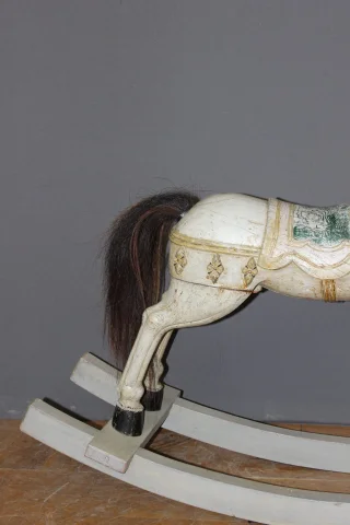 Caballo Balancín en Madera Tallada Policromada, principios del siglo XX — Muy buen estado