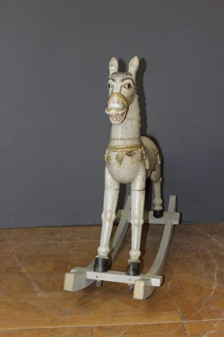 Caballo Balancín en Madera Tallada Policromada, principios del siglo XX — Muy buen estado
