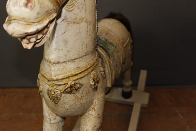 Caballo Balancín en Madera Tallada Policromada, principios del siglo XX — Muy buen estado