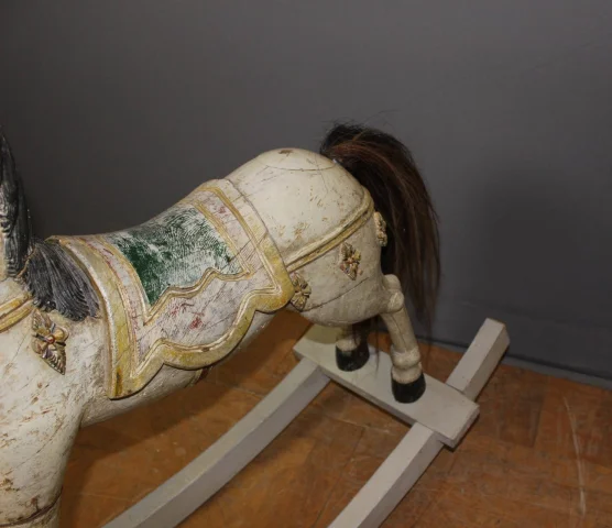 Caballo Balancín en Madera Tallada Policromada, principios del siglo XX — Muy buen estado