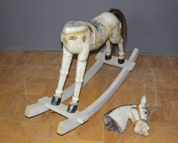 Caballo Balancín en Madera Tallada Policromada, principios del siglo XX — Muy buen estado
