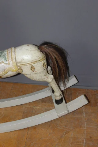Caballo Balancín en Madera Tallada Policromada, principios del siglo XX — Muy buen estado