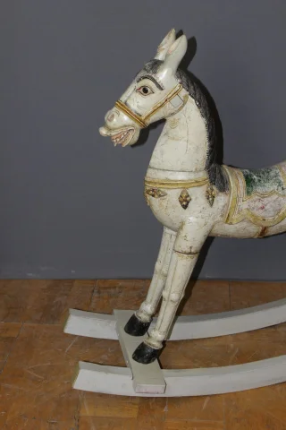 Caballo Balancín en Madera Tallada Policromada, principios del siglo XX — Muy buen estado