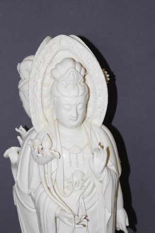Blanc de Chine met Drie Godheden in Wit Porselein, 68 cm — Zeer goede staat