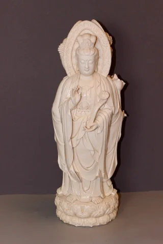Blanc de Chine met Drie Godheden in Wit Porselein, 68 cm — Zeer goede staat