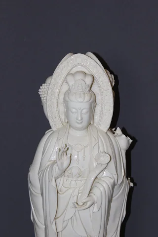 Blanc de Chine met Drie Godheden in Wit Porselein, 68 cm — Zeer goede staat