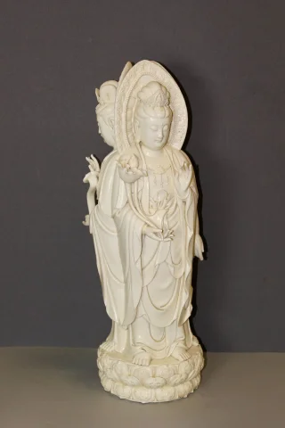 Blanc de Chine met Drie Godheden in Wit Porselein, 68 cm — Zeer goede staat