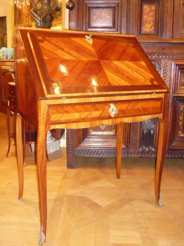 PIANO SUPERIORE IN STILE LOUIS XV