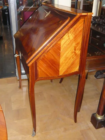 PIANO SUPERIORE IN STILE LOUIS XV