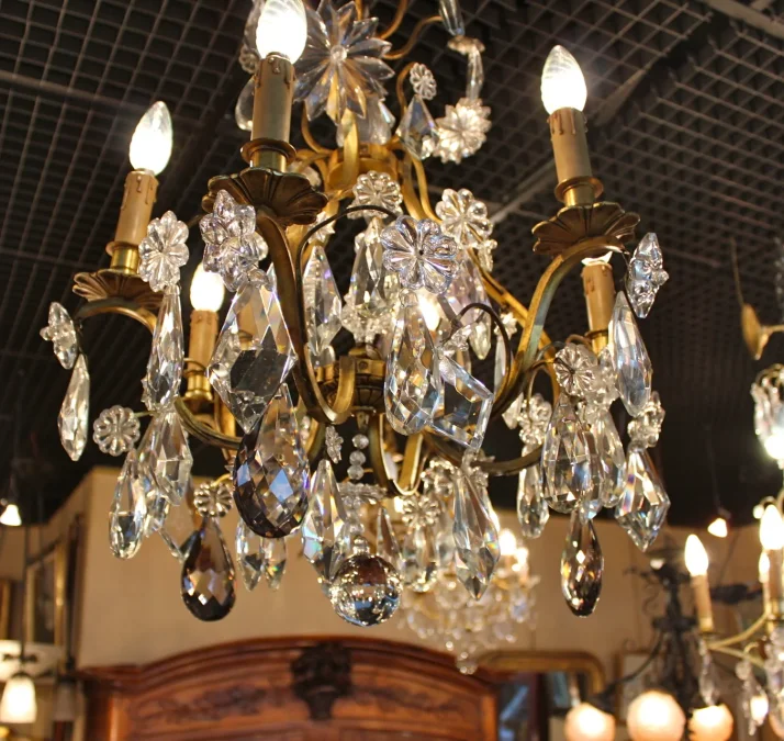 Lustre à pampilles et bronze