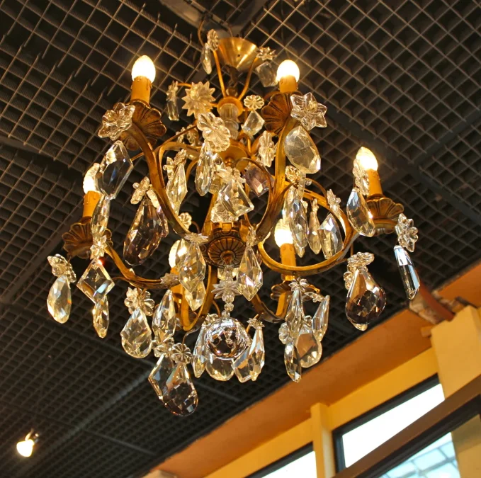 Lustre à pampilles et bronze
