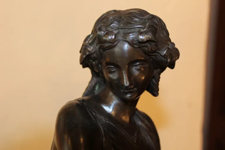STATUE EINES TAMBOURINE-SPIELERS