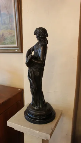 ESTATUA DE UN JUGADOR TAMBOURINE