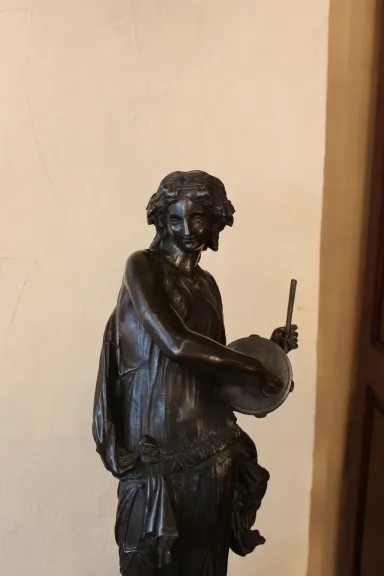 STATUE EINES TAMBOURINE-SPIELERS