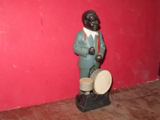 Très belle statue en porcelaine d'un musicien, des années 1960. Très bon état. - Dimensioni: altezza media: 30 centimetri.
