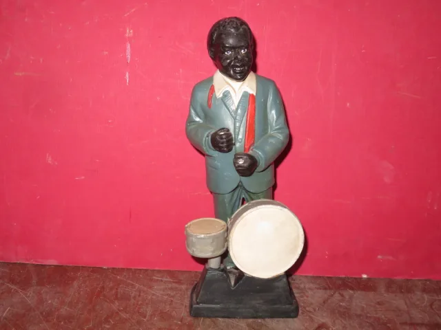 Très belle statue en porcelaine d'un musicien, des années 1960. Très bon état. - Dimensioni: altezza media: 30 centimetri.
