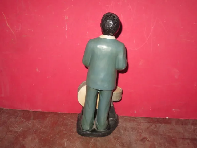 Très belle statue en porcelaine d'un musicien, des années 1960. Très bon état. - Dimensioni: altezza media: 30 centimetri.