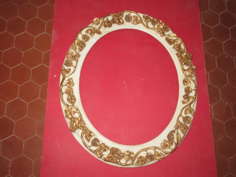 Cadre Ovale En Bois Doré Et Peint, époque 19ème.