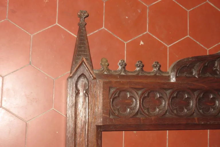 Cadre De Style Gothique En Bois Sculpté, époque 19ème.