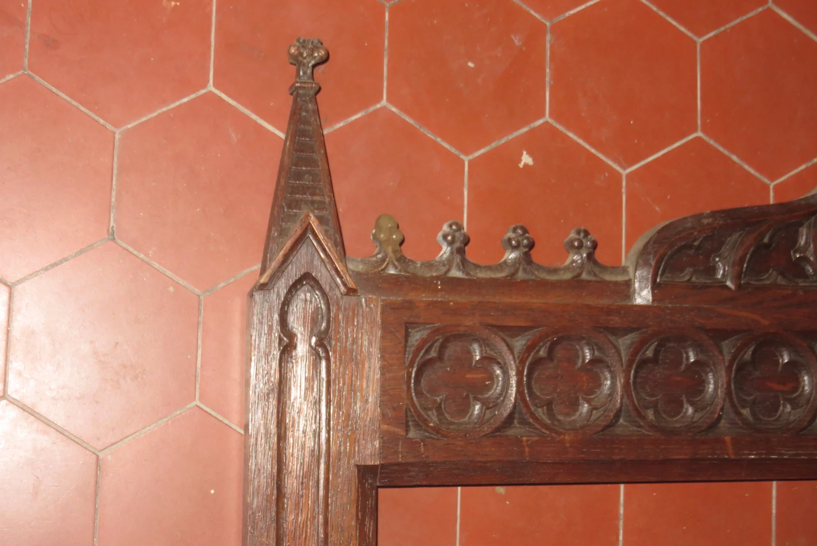 Cadre De Style Gothique En Bois Sculpté, époque 19ème.