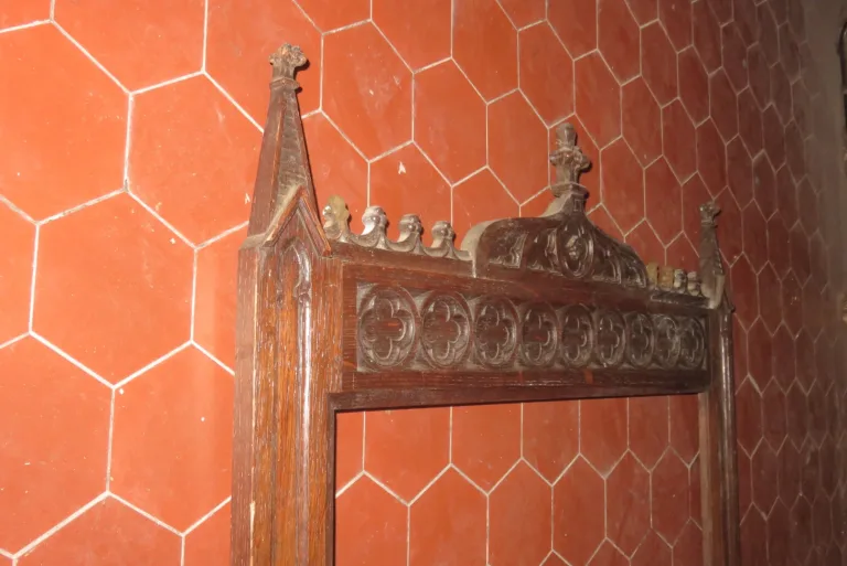 Cadre De Style Gothique En Bois Sculpté, époque 19ème.