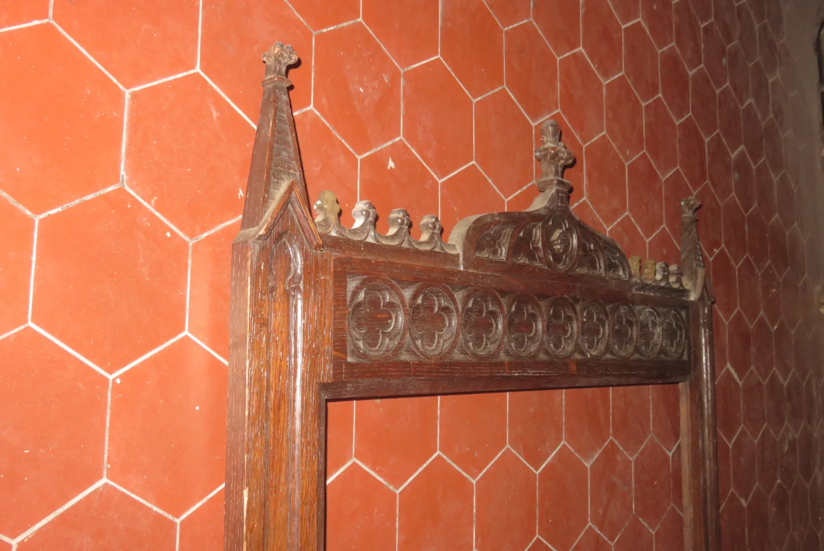 Cadre De Style Gothique En Bois Sculpté, époque 19ème.
