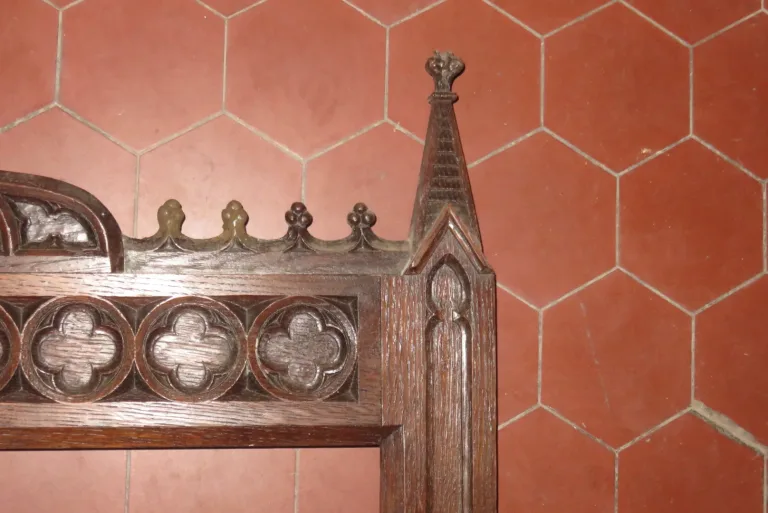 Cadre De Style Gothique En Bois Sculpté, époque 19ème.