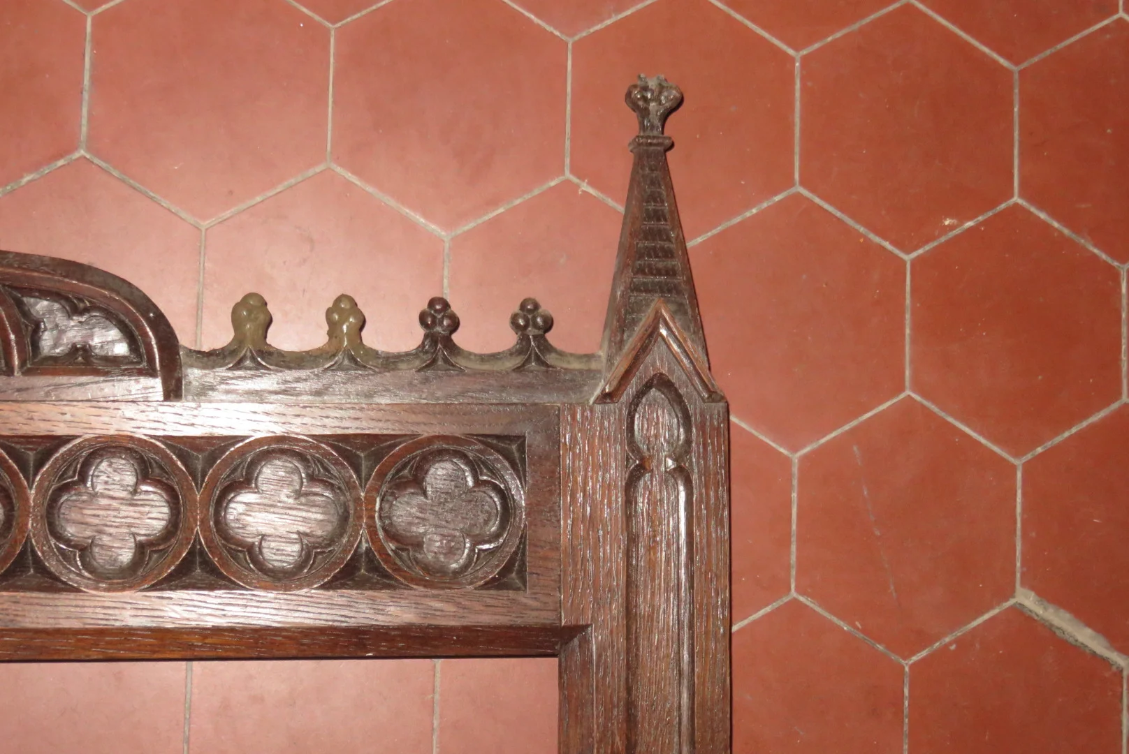 Cadre De Style Gothique En Bois Sculpté, époque 19ème.
