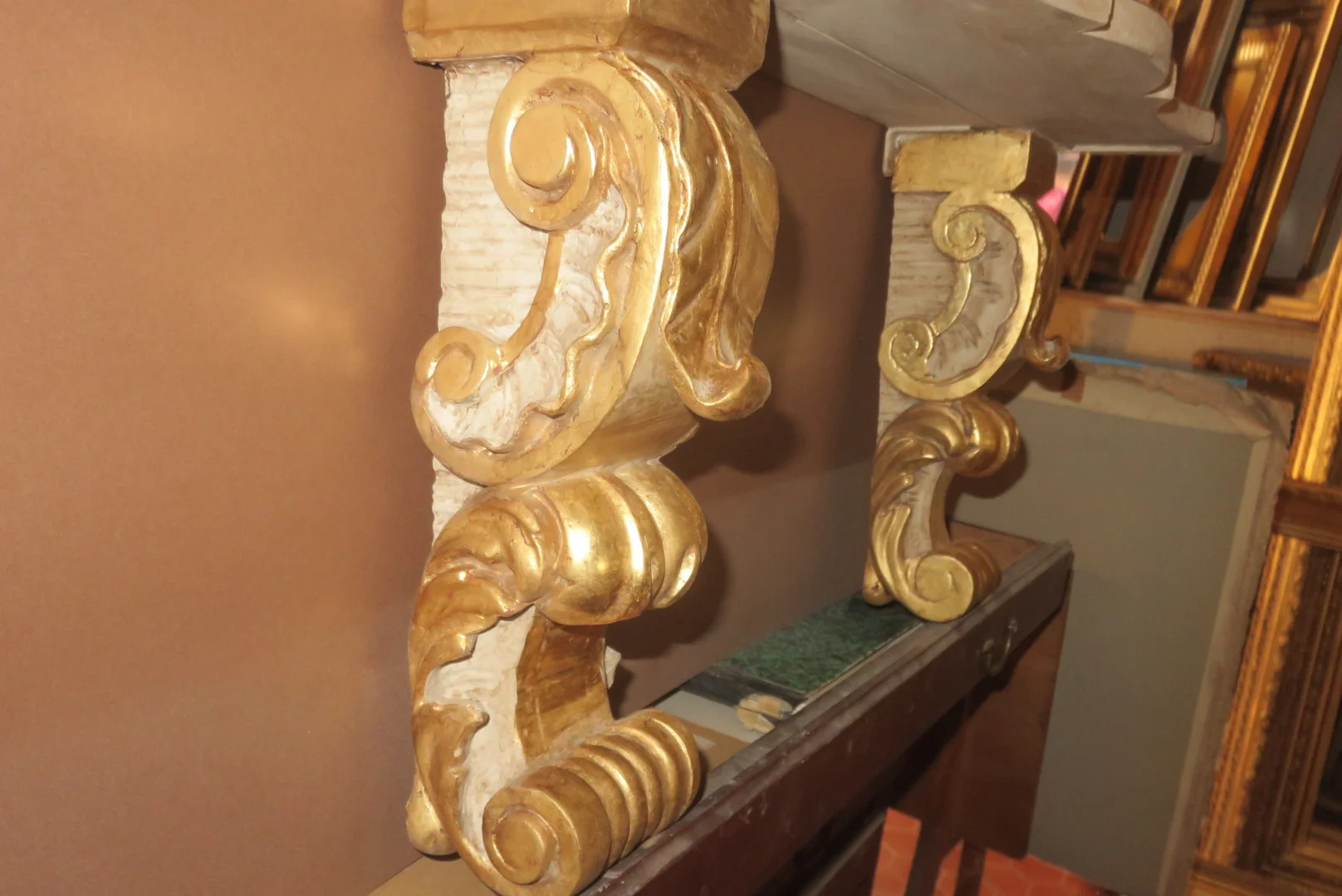 Etagère En Bois Peint Et Doré à La Feuille, époque 19ème.