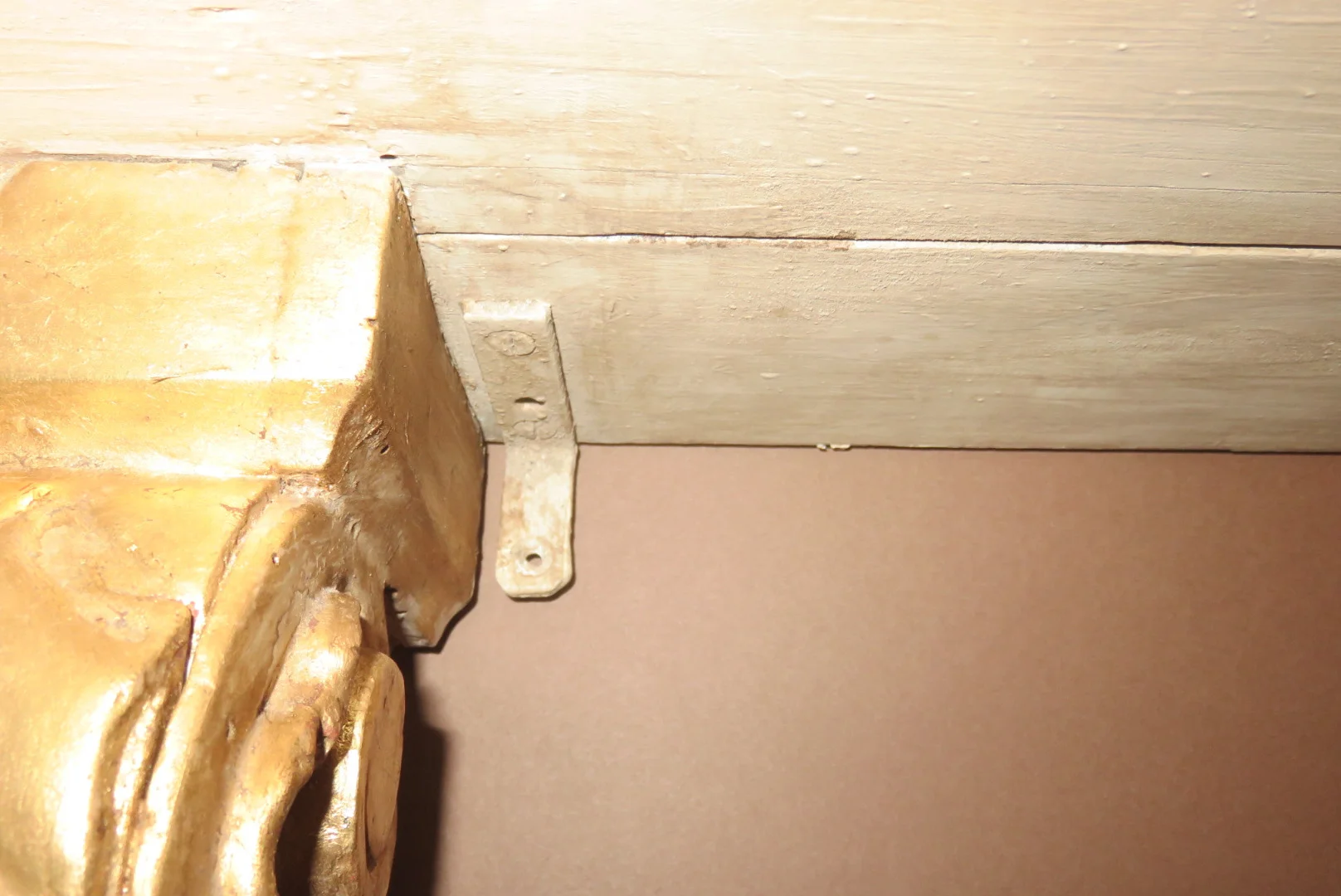 Etagère En Bois Peint Et Doré à La Feuille, époque 19ème.