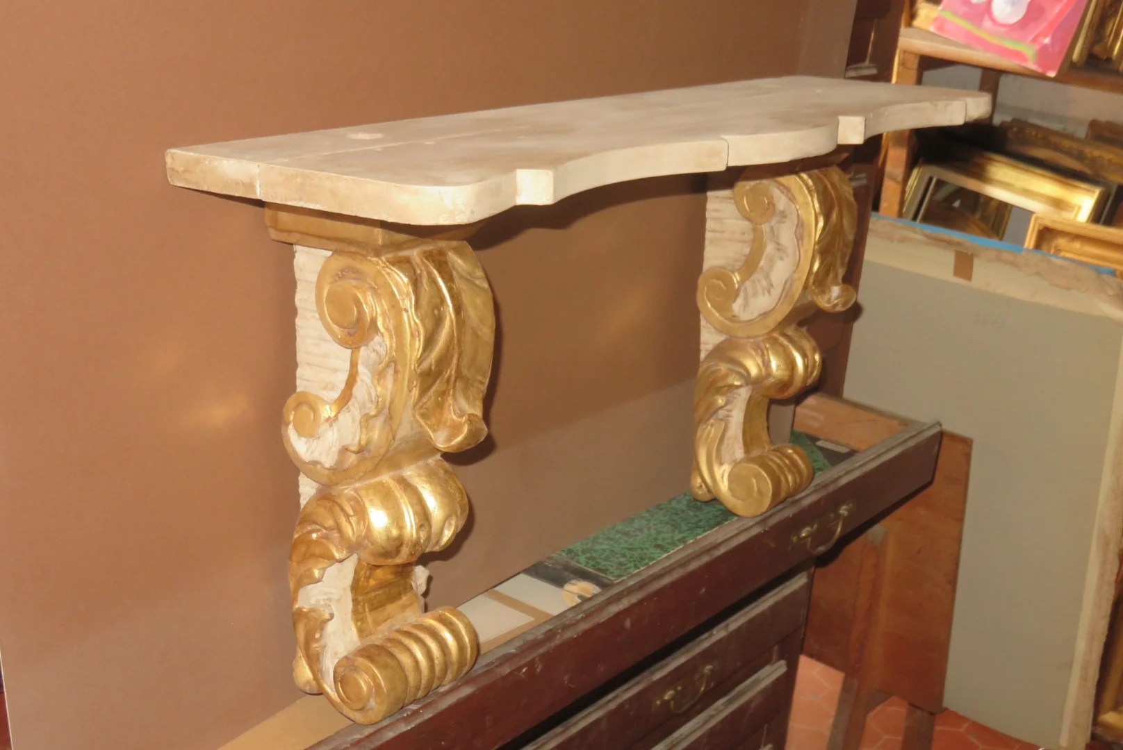 Etagère En Bois Peint Et Doré à La Feuille, époque 19ème.