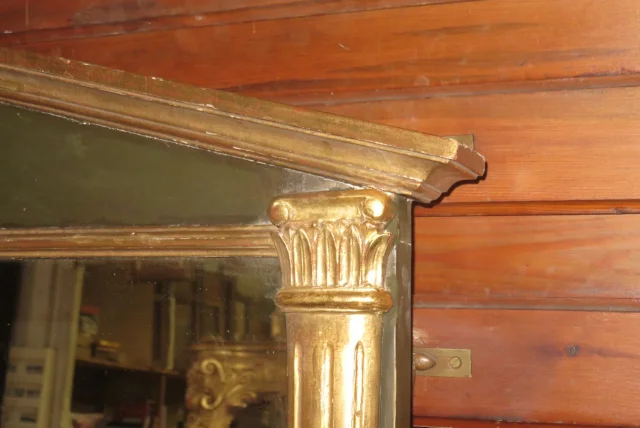 Miroir à Chapiteau En Bois Peint Et Doré , époque 19ème.