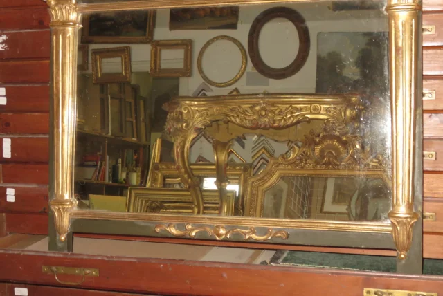Miroir à Chapiteau En Bois Peint Et Doré , époque 19ème.