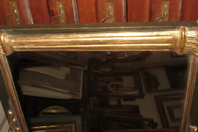 Miroir à Chapiteau En Bois Peint Et Doré , époque 19ème.
