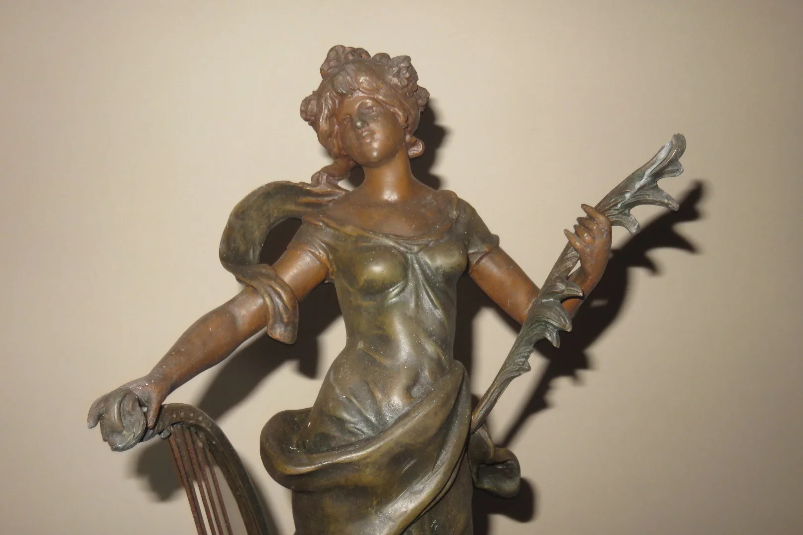 La " Mélodie " et la " Pensée ",paire de statues en régule, signée Moreau, époque fin 19ème.