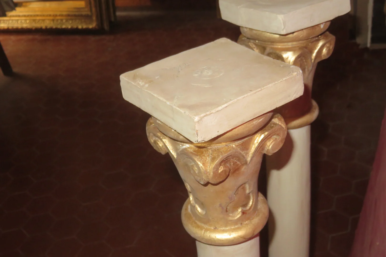 Paire De Colonnes En Bois Peint Et Doré, époque Début 19 ème.