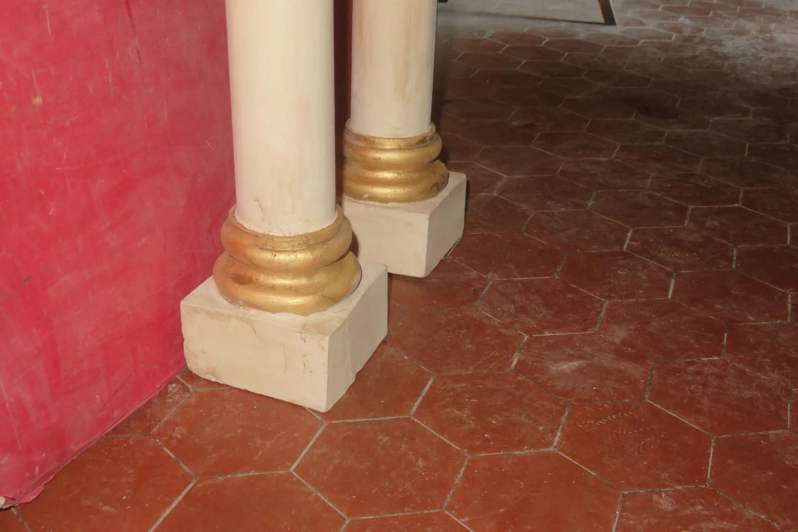 Paire De Colonnes En Bois Peint Et Doré, époque Début 19 ème.
