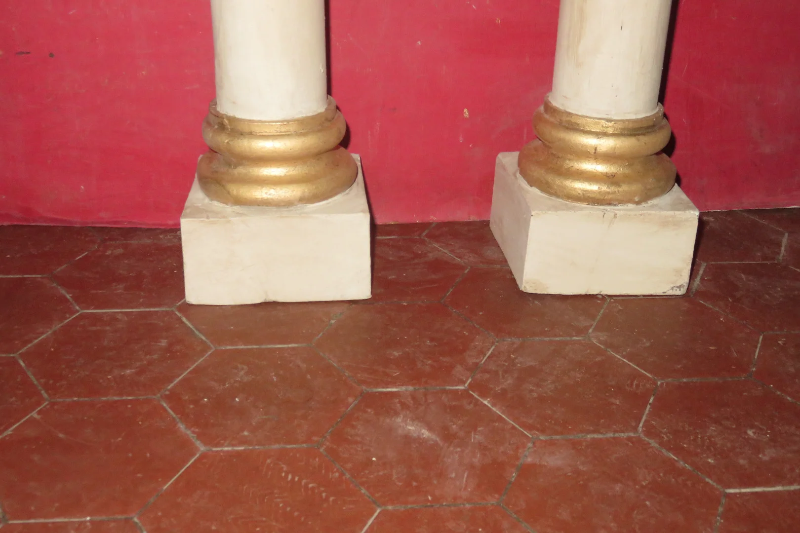 Paire De Colonnes En Bois Peint Et Doré, époque Début 19 ème.
