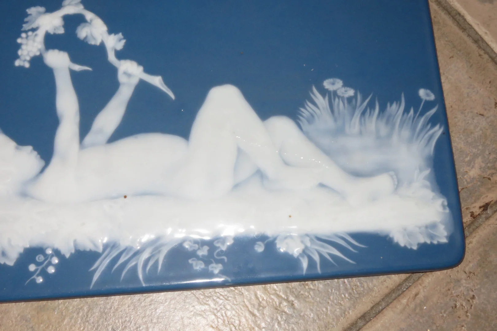 Chérubin Tenant Une branche  De Vigne,  porcelaine de Limoges, époque Début 20ème.