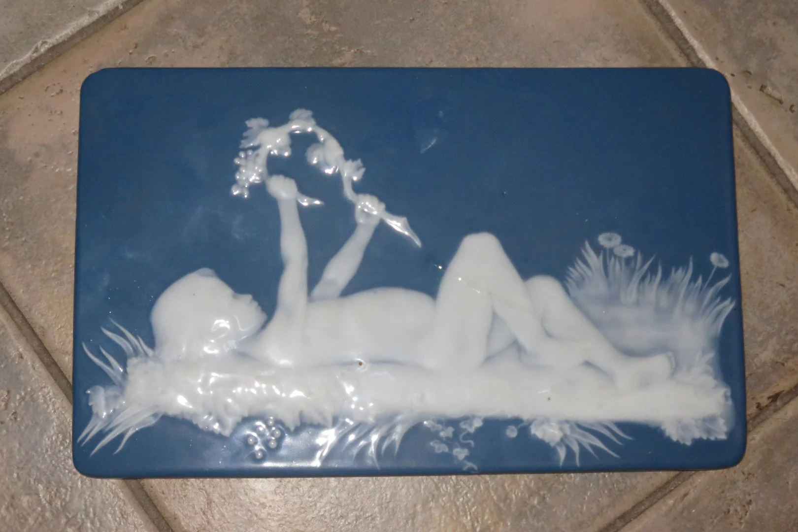Chérubin Tenant Une branche  De Vigne,  porcelaine de Limoges, époque Début 20ème.