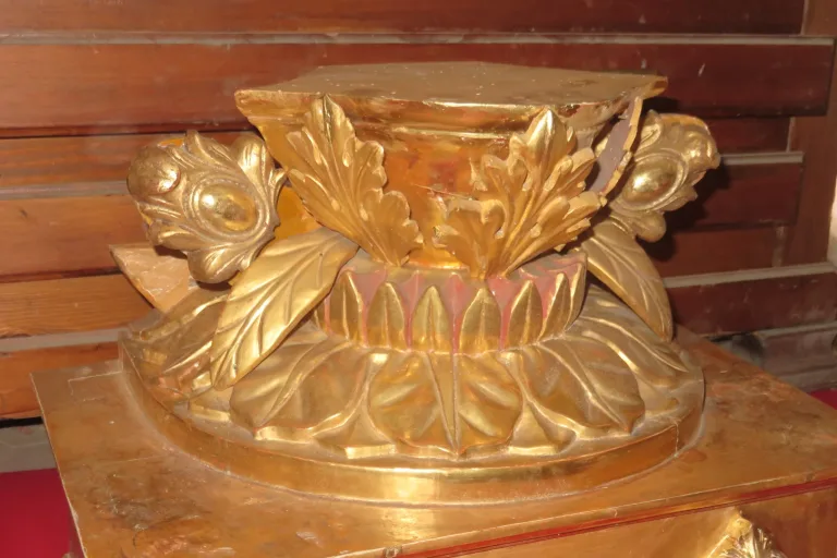 GILTWOOD PEDESTAL