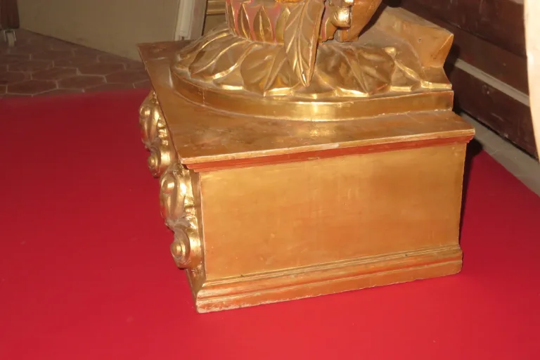 GILTWOOD PEDESTAL
