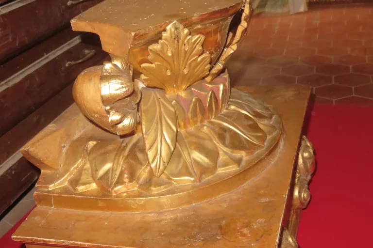 GILTWOOD PEDESTAL