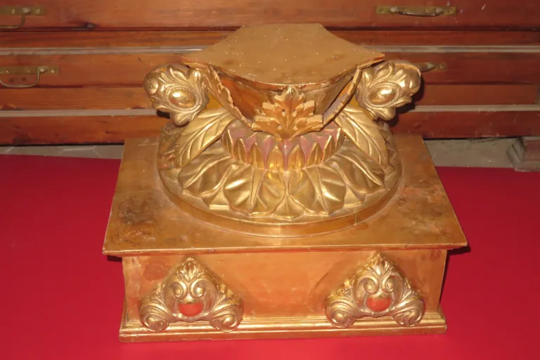 GILTWOOD PEDESTAL