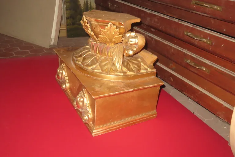 GILTWOOD PEDESTAL