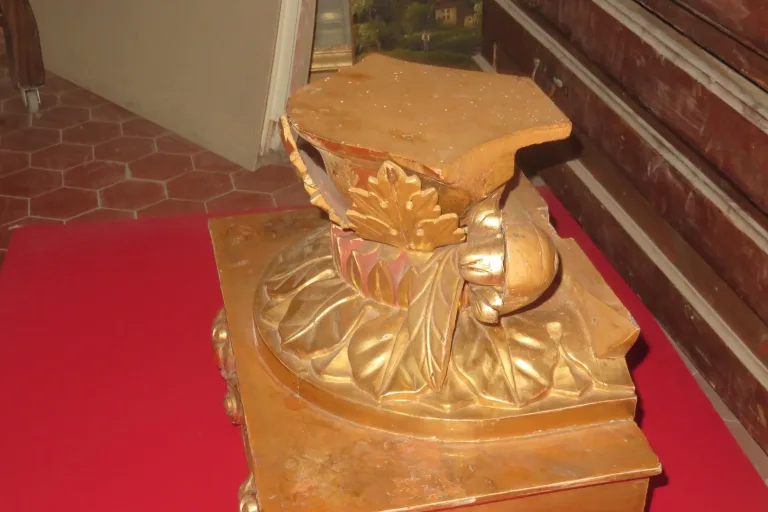 GILTWOOD PEDESTAL