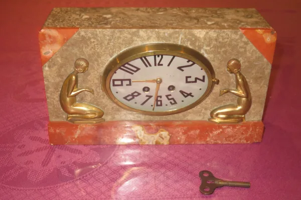 Pendule époque 1920,  Art Déco En Marbre.