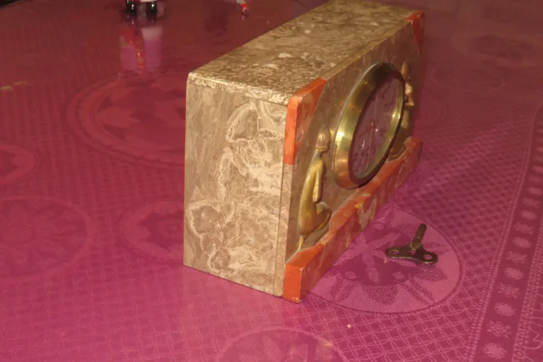 Pendule époque 1920,  Art Déco En Marbre.